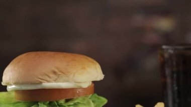 Patates kızartmalı kuzu peynirli burger, tepeden tırnağa.