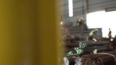 Mavi Kamyona Çelik Çubukları Yükleyen İşçiler - Kaydırıcı - Soldan Sağa