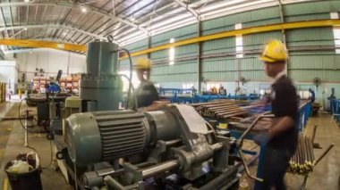 Sarı Başlıklı Adam - Metal Kesme Makineleri üzerinde çalışıyor - Zaman Ayarı