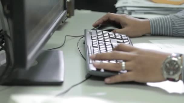 黒いキーボードとマウスで作業する男 サイド角度 フォーカスプル — ストック動画