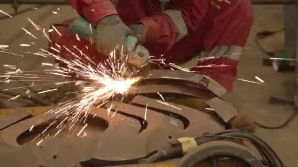 Trabalhador Panos Vermelhos Moagem Metal Close Slider Direita Para Esquerda — Vídeo de Stock