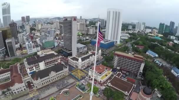 이시아 Merdeka Square Malaysian Flag Pole Moving Left Right Aerial — 비디오