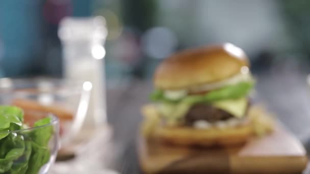 Lamb Cheese Burger Display Focus Pull — Stok Video