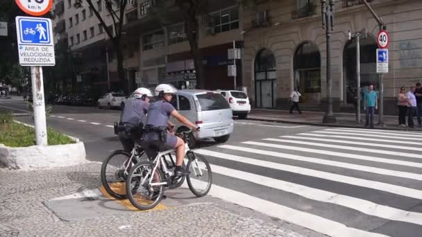 São Paulo Polícia Bicicleta Vestindo Shorts Esperando Sinal — Vídeo de Stock