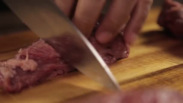 Pedaço Carne Crua Sendo Cortado Faca Pedaços Pequenos Ângulo Lateral — Vídeo de Stock