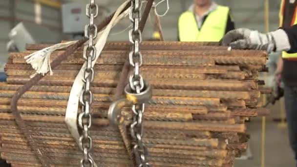 Cadeia Prata Movendo Através Pacote Amarrado Barras Aço Enferrujado Fechar — Vídeo de Stock