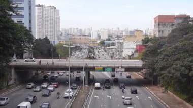 Sao Paulo Şehri - Binaların ve arabaların olduğu bir köprü