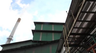 Fabrika deposu bacasından duman çıkıyor.