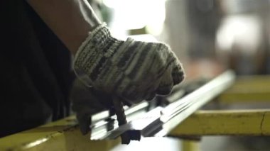 Fabrika İşçisi İnşaat Takviye Ürünü II 'yi Hazırlıyor