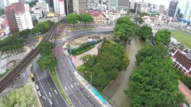 Kuala Lumpur - Malezya - Merdeka Kareyolu: Kenar 2 'de yeşillik ile şehir otoyolunun üzerinde uçmak