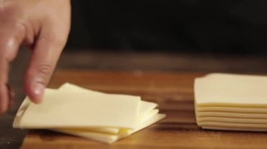 Peynir - Tahta Masada Peynir Dilimleri - Kaydırıcı - Soldan Sağa