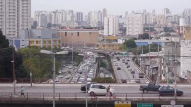 Sao Paulo Şehri - Binalar ve arabalarla dolu Yoğun Köprü