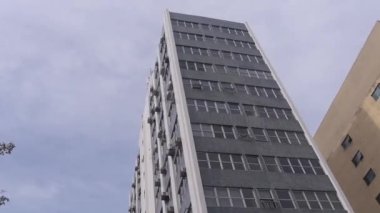 Sao Paulo - Hareket Eden Arabadan Şehir Binası - Yan Açı