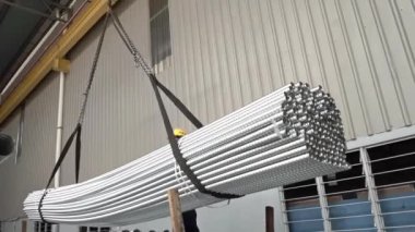 Bir demet alüminyum boru Crane ile yükleniyor