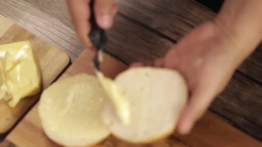 Çörekler - Yuvarlak kesim Çöreklere Tereyağı Sürme - Kapat - Üst Açı 4