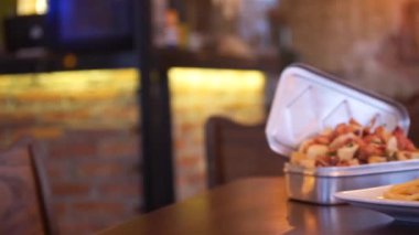 Sığır kaburgası, patates kızartması ve bir masada tapyoka cipsi.