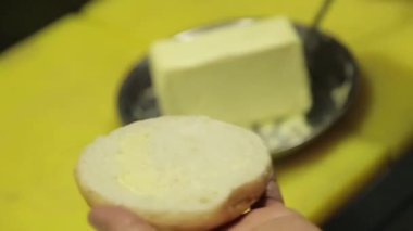 Çörekler - Kesik Taze Çöreklere Tereyağı Sürme - Yan Açı 2