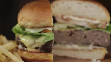 Kuzu Peynirli Burger Dilimlenmiş Görünümü - Odaklanma Çekimi