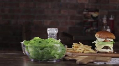 Patates kızartmalı sığır peynirli burger Ekranı - Kaydırıcı Soldan Sağa 2