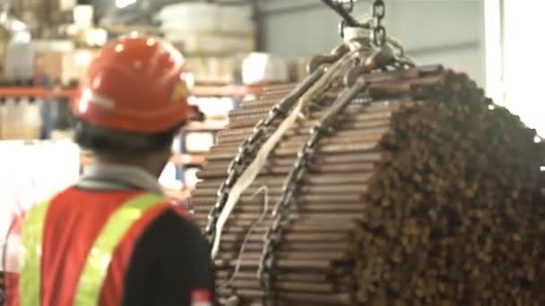 Lavoratore Nel Cappuccio Arancione Che Assicura Fascio Delle Barre Acciaio — Video Stock