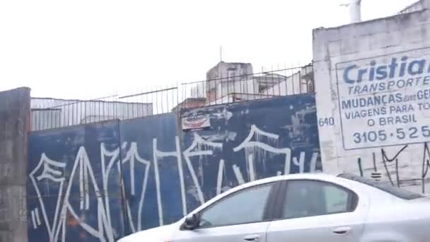 Hareket Halindeki Arabadan Duvara Farklı Graffiti Yazılmış — Stok video