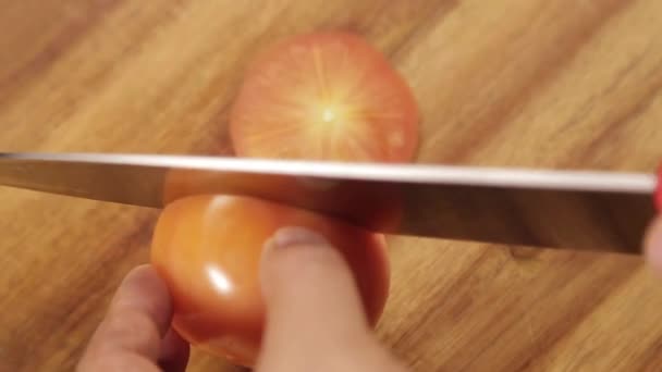 Tomat Att Skära Tomat Trä Närbild Komplett Process Top Angle — Stockvideo