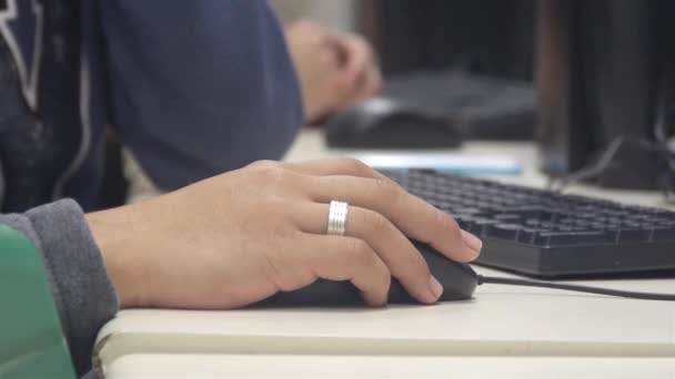 Young Guy His Hand Black Mouse Close Dalam Bahasa Inggris — Stok Video