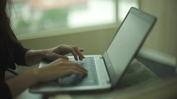 Κορίτσι Που Εργάζονται Laptop Κοντινό Πλάνο Slider Αριστερά Προς Δεξιά — Αρχείο Βίντεο