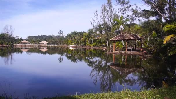 Refelection Quiosque Belo Lago — Vídeo de Stock