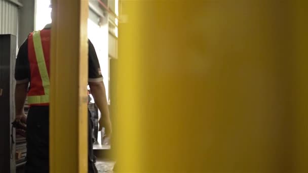 Fabrika Işçisi Crane Bir Demet Çelik Çubuğu Taşımada Yardım Ediyor — Stok video