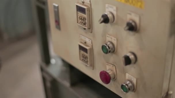 Engenharia Vestindo Luvas Prensas Botão Verde Máquina — Vídeo de Stock