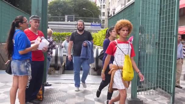 Metro Stasyonundan Yürüyen Merdiven Gelen Nsanlar — Stok video