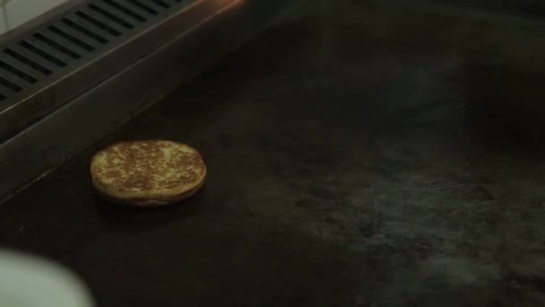 Buns Capovolgere Tostato Rotondo Fresco Panino Sulla Piastra Angolo Laterale — Video Stock