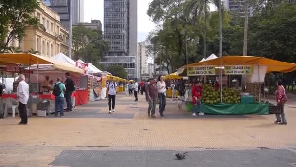 Sao Paulo Binaların Ortasında Gün Pazarı — Stok video