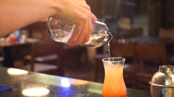 Barman Derramando Vodka Uma Bebida Amarela Laranja — Vídeo de Stock