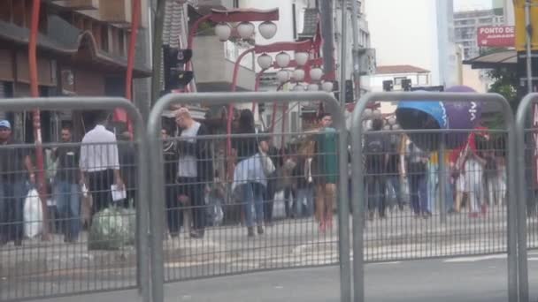 People Walking Fence Liberdade Sao Paulo — Stock Video