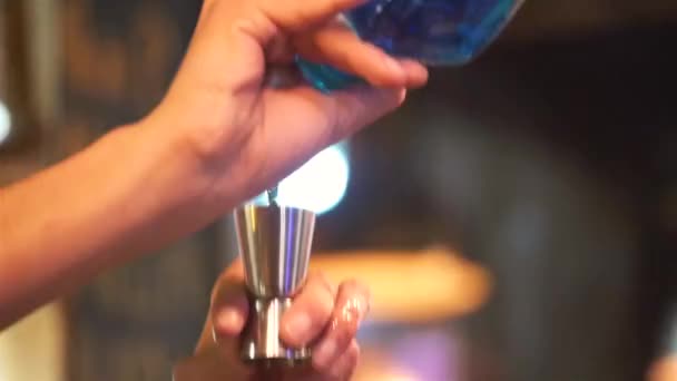 Μπάρμαν Ρίχνει Ένα Μπλε Ποτό Ένα Ασημένιο Σέικερ Κοντινό Πλάνο — Αρχείο Βίντεο