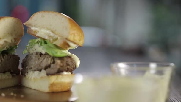 Beef Cheese Burger Display Slider Right Left — Stock Video