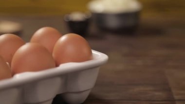 Yumurtalar - Masanın üzerinde 6 kahverengi yumurta - Kaydırıcı - Sağdan Sola