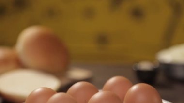 Yumurtalar - Beyaz Tutacaklı 6 Kahverengi Yumurta - Yukardan Aşağıya Eğik