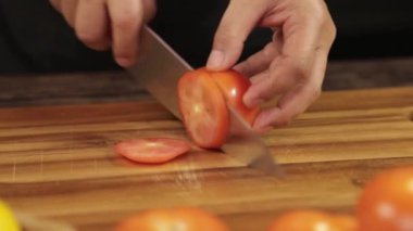 Domates - Tahtadan Bir Domates Kesme - Tamamlama Süreci - Ön Açı