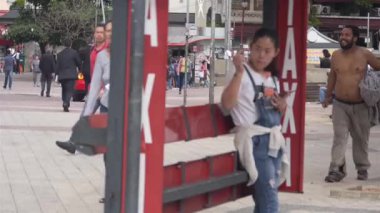 Taksi durağında bekleyen kot pantolonlu Japon kadınlar.