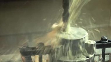 Matkap Makinesine Beyaz Sıvı Sıçratma