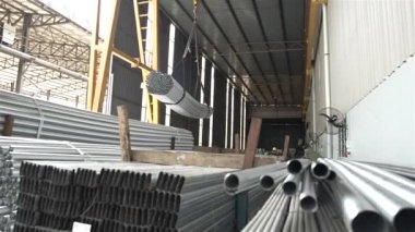 Depo 'da Crane' le Alüminyum Borular Taşıma
