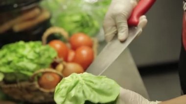 Marul - Kitche 'de Marul Kesme - Tamamlama Süreci - Yan Açı