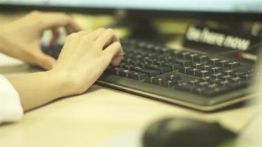 PC Klavyesinde Yazan ve Fare Kullanan Kadın - Odaklama Çekimi