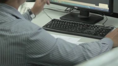 Striptiz tişörtlü adam, Otopsi Bölümü 'nde mühendislik tasarımı üzerinde çalışıyor.