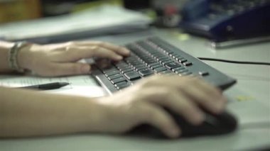 Siyah Fare Kullanan Kadınlar - Yakından - Yan Açı