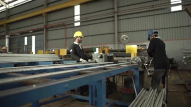 Gümüş Boruları Kesen Bir Makinede İki İşçi Çalışıyor - Kaydırıcı -