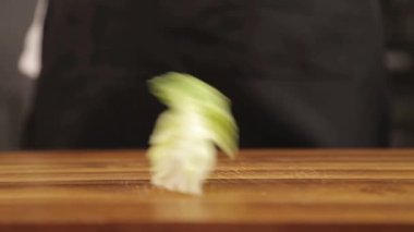 Marul - Tahta Kesme Tahtasına Düşen Marul Yaprakları